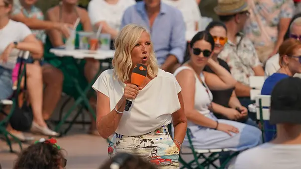 Andrea Kiewel im ZDF-Fernsehgarten - Foto: IMAGO / BOBO Andrea Kiewel im ZDF-Fernsehgarten - Foto: IMAGO / BOBO