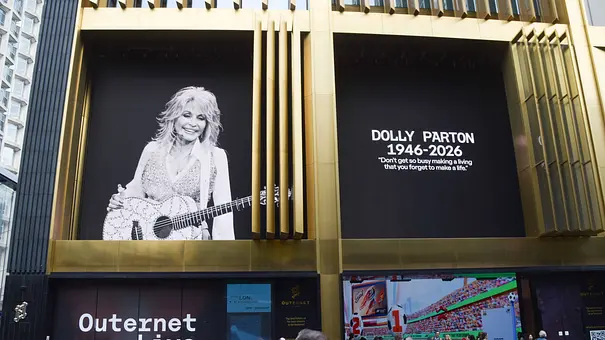 Eine Hommage an Dolly Parton wird im Kunst- und Unterhaltungsstudio Outernet im West End gezeigt - Foto: IMAGO / ZUMA Press Wire Eine Hommage an Dolly Parton wird im Kunst- und Unterhaltungsstudio Outernet im West End gezeigt - Foto: IMAGO / ZUMA Press Wire