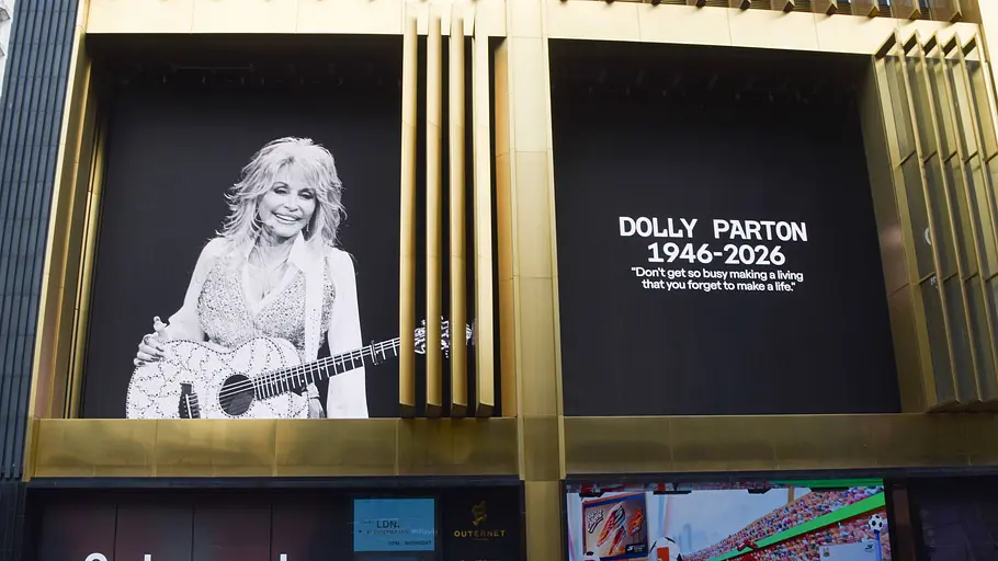 Zum Tod von Dolly Parton Eine Hommage an Dolly Parton wird im Kunst- und Unterhaltungsstudio Outernet im West End gezeigt