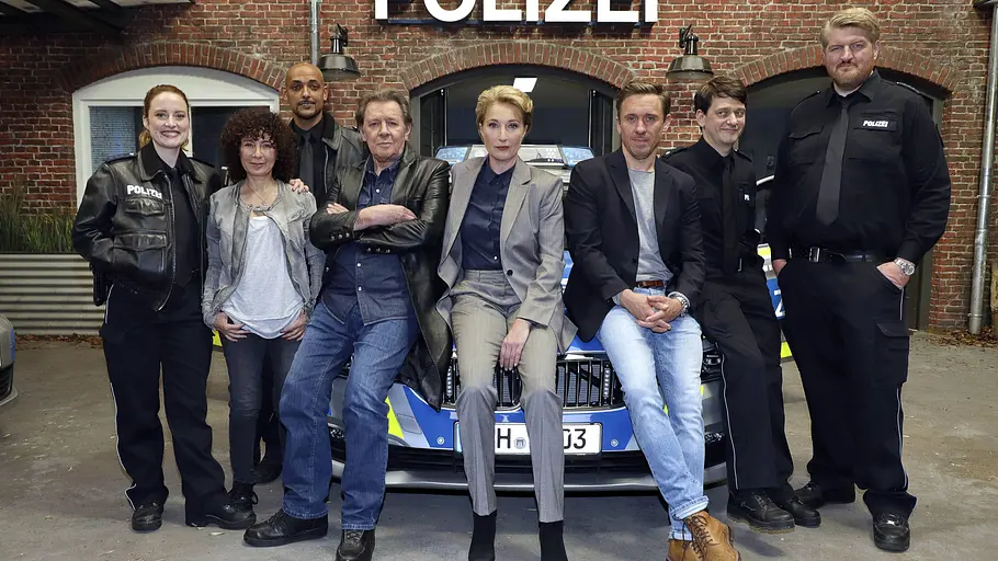 Wanda Perdelwitz (links) mit der Besetzung vom „Großstadtrevier“ im Jahr 2019. Wanda Perdelwitz mit anderen Darsteller:innen vom „Großstadtrevier“ im Jahr 2019.