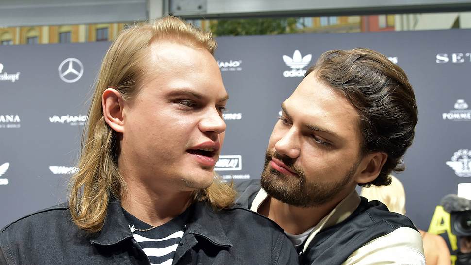 Wilson Gonzales Ochsenknecht schaut mit offenem Mund zu seinem Bruder Jimi Blue Ochsenknecht herüber, der traurig schaut - Foto: Imago/Photopress Müller