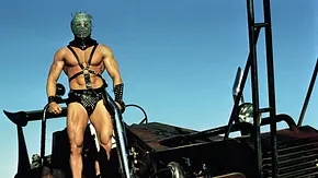 Kjell Nilsson als Lord Humungus in Mad Max II - Foto: IMAGO / Allstar Kjell Nilsson als Lord Humungus in Mad Max II - Foto: IMAGO / Allstar