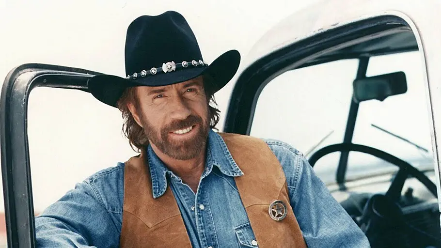 Chuck Norris Cowboyhut Chuck Norris lacht in die Kamera und trägt einen Cowboy-Hut