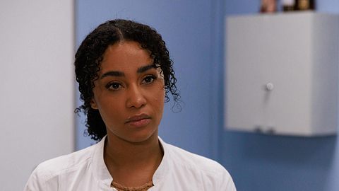 Imani im Krankenhaus-Outfit und mit ernstem Blick. - Foto: RTL/ Sebastian Meyer