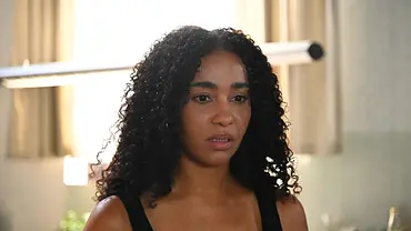 Imani schaut fassungslos ins Leere. - Foto: RTL / Julia Feldhagen Imani schaut fassungslos ins Leere. - Foto: RTL / Julia Feldhagen
