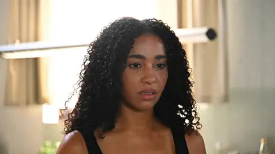 Imani schaut fassungslos ins Leere. - Foto: RTL / Julia Feldhagen
