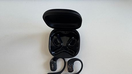 Shokz OpenFit 2+ außerhalb des Ladecase - Foto: Privat / Jay Becker