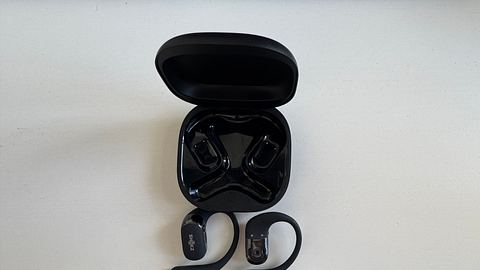 Shokz OpenFit 2+ außerhalb des Ladecase - Foto: Privat / Jay Becker