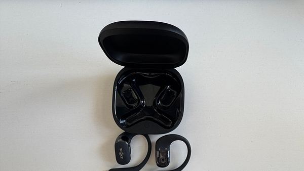 Shokz OpenFit 2+ außerhalb des Ladecase - Foto: Privat / Jay Becker