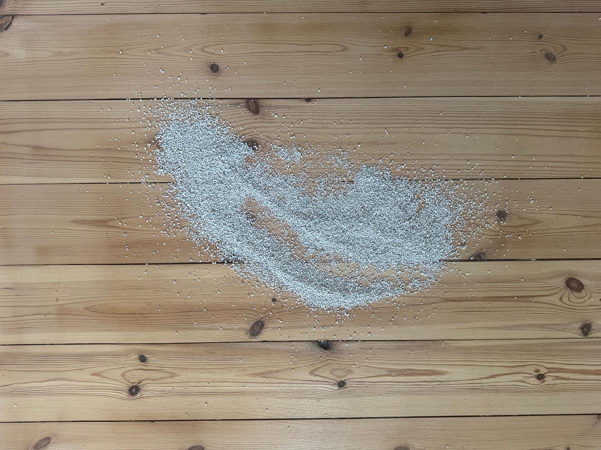 test-katzenstreu-qrevo-curvx Katzenstreu auf dem Boden vor Test mit Roborock Qrevo CurvX
