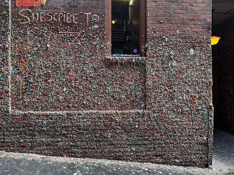 img-5334 The Gum Wall in Seattle aufgenommen mit dem iPhone 15 Pro