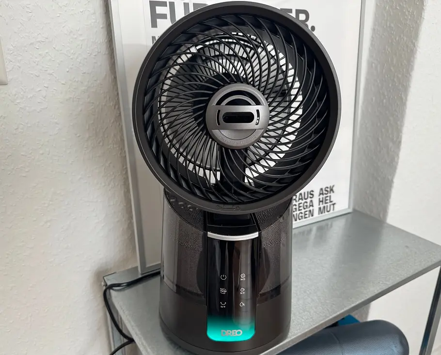 img-7060 Der Dreo TurboCool 516S im Test auf einem Regal im Betrieb.