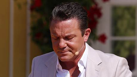 Stefan Mross schaut betrübt nach unten. - Foto: IMAGO / Bildagentur Monn