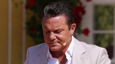 Stefan Mross schaut betrübt nach unten. - Foto: IMAGO / Bildagentur Monn