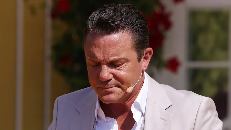 „Immer wieder sonntags“ steht für gute Stimmung, doch diesmal musste Stefan Mross auch ernste Töne anschlagen. Stefan Mross schaut betrübt nach unten.
