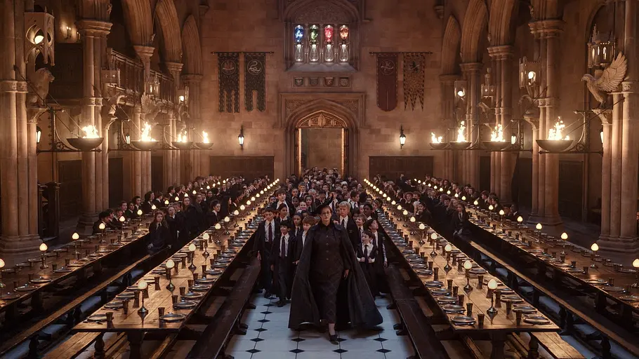 Immerhin, der Boden ist neu! Die große Halle von Hogwarts.