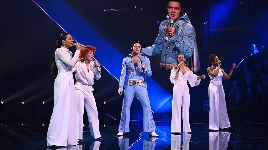 Die No Angels und Elbis singen gemeinsam auf der Bühne.