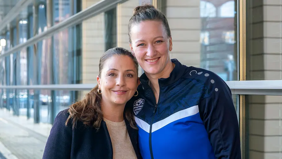 Arzu Bazman und Almuth Schult in einer Drehpause Arzu Bazman und Almuth Schult in einer Drehpause