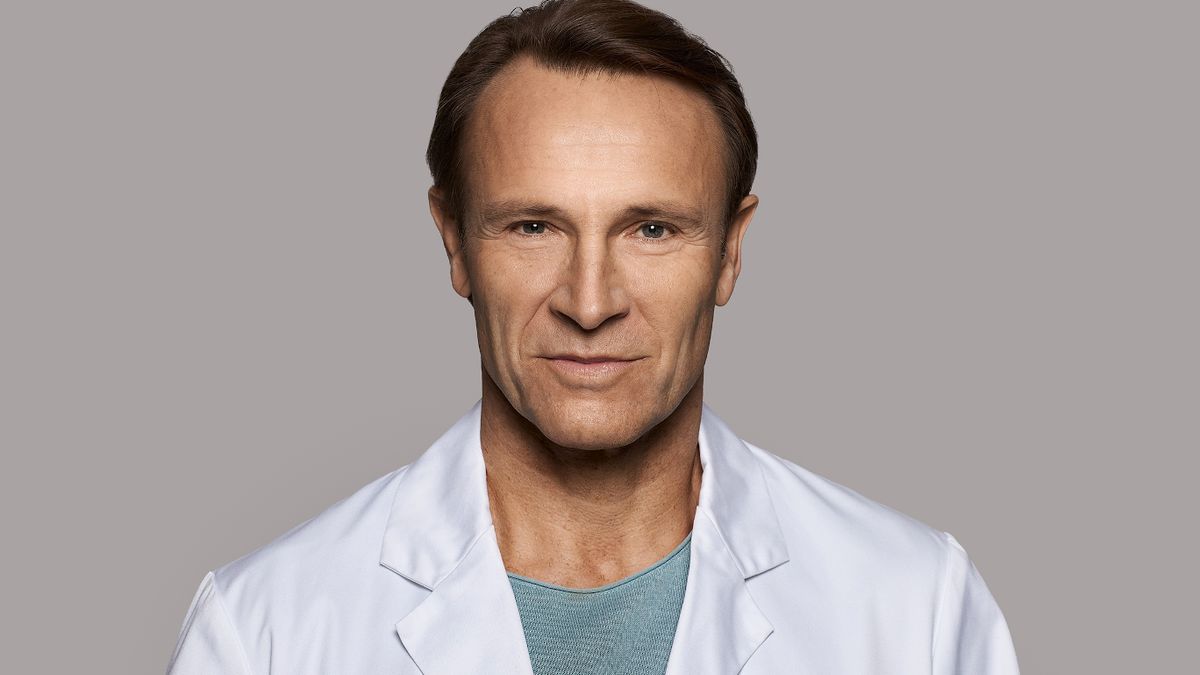 Bernhard Bettermann als Dr. Martin Stein. Bernhard Bettermann im Kittel in seiner Rolle als Martin Stein.