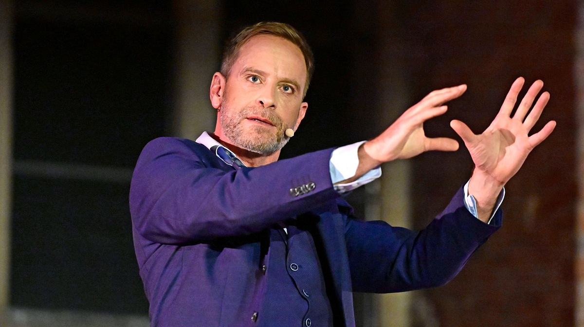 Julian Weigend formt etwas mit seinen Händen!