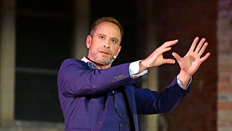 Julian Weigend formt etwas mit seinen Händen! - Foto: Imago/Future Image