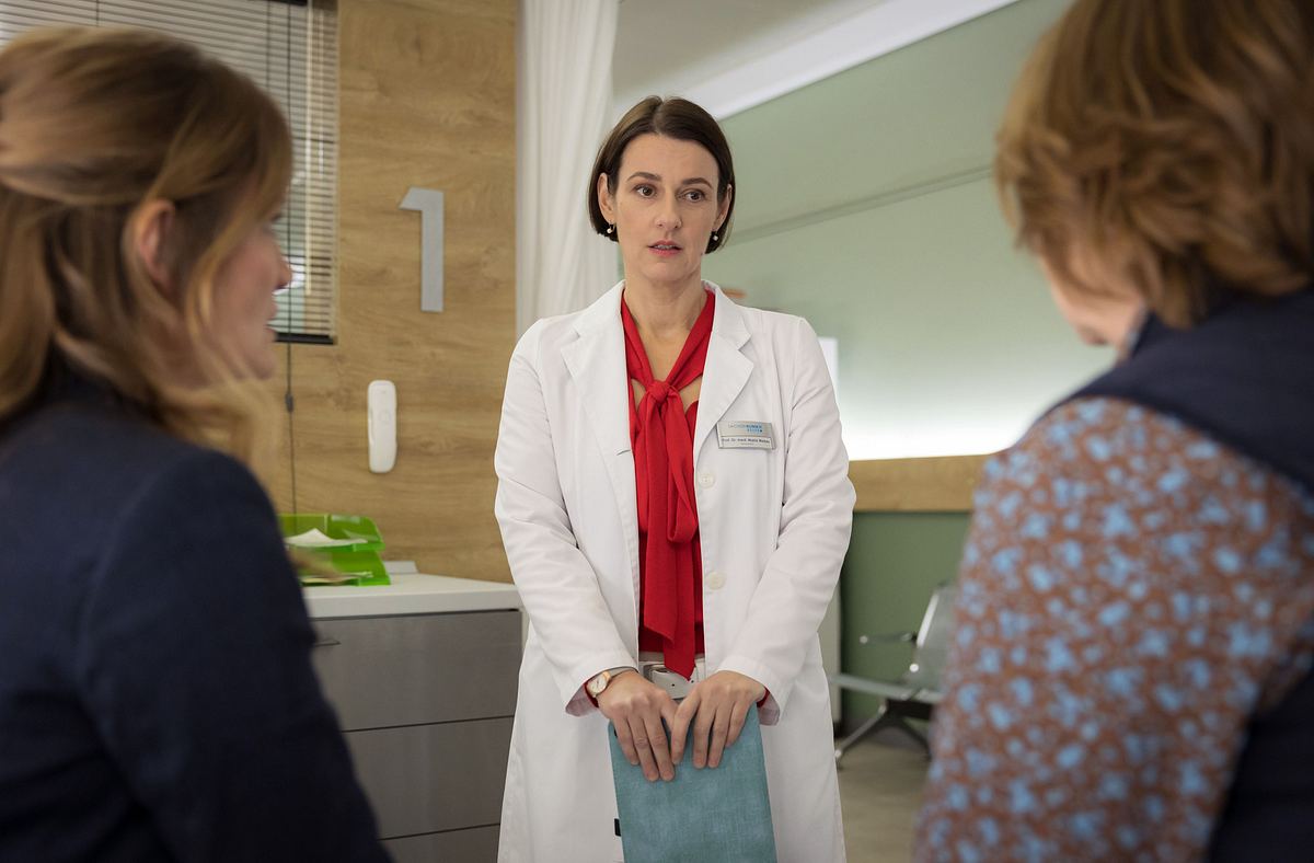 In aller Freunschaft Szenenbild Prof. Dr. Maria Weber (Annett Renneberg, mi.) hat eine Patientenakte in der Hand uns spricht mit ihren Patientinnen