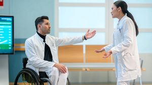 Dr. Lilly Phan und Dr. Ilay Demir streiten sich in Folge Liebenswert - Foto: MDR/Saxonia Media/ Sebastian Kiss
