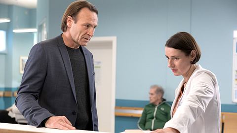 Martin und Maria diskutieren am Arztpult der Sachsenklinik - Foto: MDR/Saxonia Media/Rudolf Wernicke