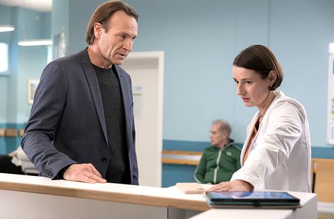 Martin und Maria diskutieren am Arztpult der Sachsenklinik - Foto: MDR/Saxonia Media/Rudolf Wernicke