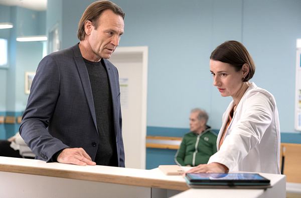 Martin und Maria diskutieren am Arztpult der Sachsenklinik - Foto: MDR/Saxonia Media/Rudolf Wernicke
