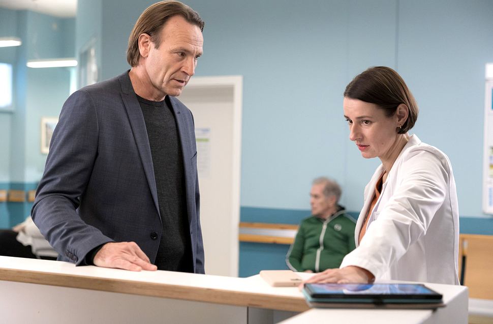 Martin und Maria diskutieren am Arztpult der Sachsenklinik - Foto: MDR/Saxonia Media/Rudolf Wernicke