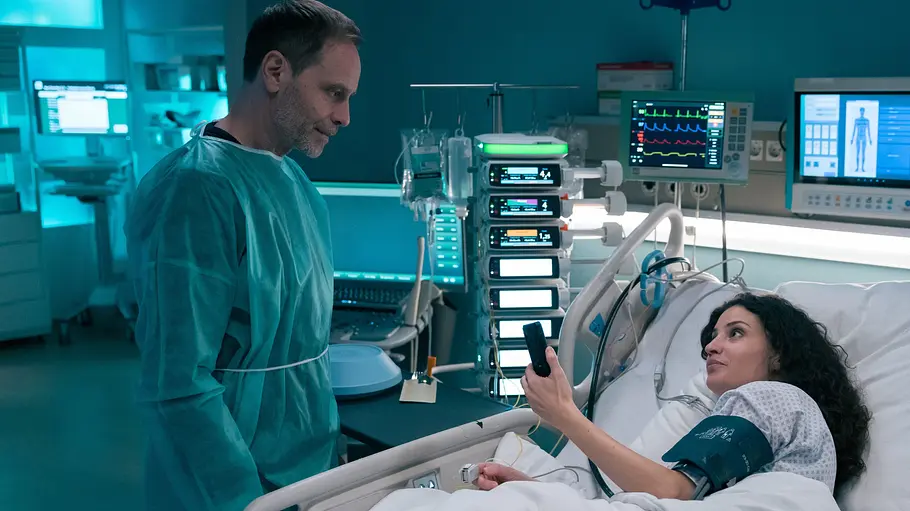 Tara Czarnetzki (Nadine Menz) und Dr. Kai Hoffmann (Julian Weigend) Tara Czarnetzki (Nadine Menz) bietet Dr. Kai Hoffmann (Julian Weigend) an, mit ihrer App einen digitalen Avatar seiner vor kurzem verstorbenen Frau Maria zu erstellen.