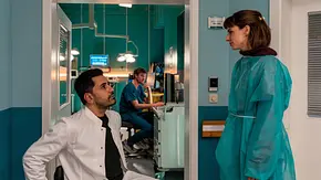 Dr. Ilay Demir (Tan Caglar, li.) und seine Ex-Freundin Romy Ziehden (Julia E. Lenska, re.). - Foto: MDR/Carolin Reschke Dr. Ilay Demir (Tan Caglar, li.) und seine Ex-Freundin Romy Ziehden (Julia E. Lenska, re.). - Foto: MDR/Carolin Reschke