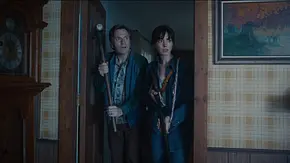 Ewan McGregor und Anne Hathaway bewaffnet in The End of Oak Street. - Foto: Warner Bros. Pictures Ewan McGregor und Anne Hathaway bewaffnet in The End of Oak Street. - Foto: Warner Bros. Pictures