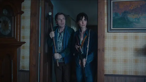 Ewan McGregor und Anne Hathaway bewaffnet in The End of Oak Street. - Foto: Warner Bros. Pictures Ewan McGregor und Anne Hathaway bewaffnet in The End of Oak Street. - Foto: Warner Bros. Pictures
