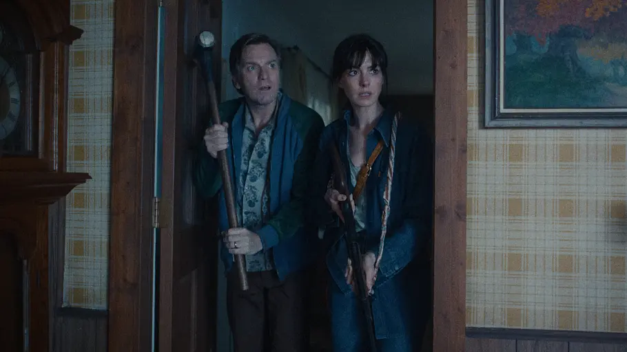 In den meisten Filmen müssten die Figuren zu den Dinosauriern reisen, in „The End of Oak Street“ klingeln die Dinos selbst an der Tür. Ewan McGregor und Anne Hathaway bewaffnet in The End of Oak Street.