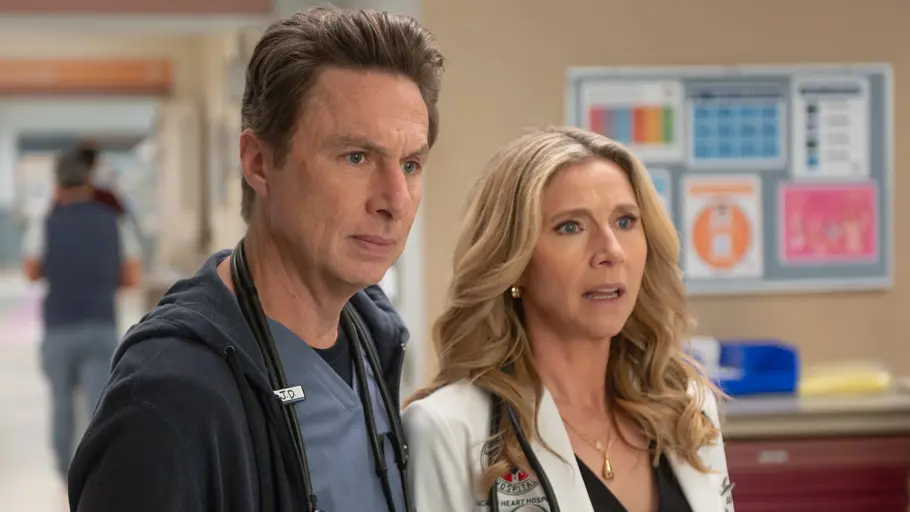 In den neuen „Scrubs“-Folgen sind J.D. und Elliot weiterhin getrennt – aber wie lange noch? J.D. in blauer Klinikkleidung und Elliot im weißen Kittel stehen mit Stethoskopen nebeneinander und blicken besorgt nach vorn.