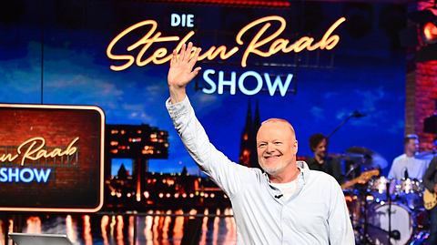 Stefan Raab lacht und winkt seinem Publikum. - Foto: RTL / Raab Entertainment / Willi Weber