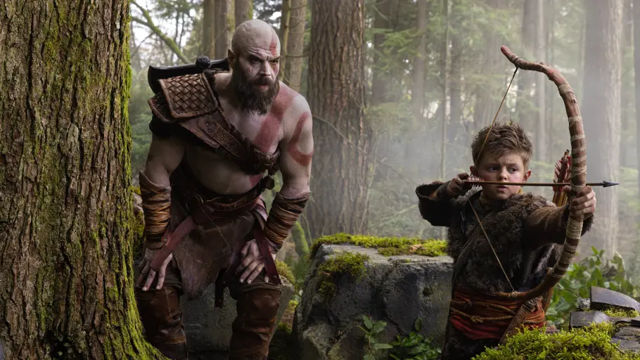 In der fertigen Serie wird Atreus-Darsteller Callum Vinson nun deutlich älter aussehen. Atreus lernt das Bogenschießen von Kratos.