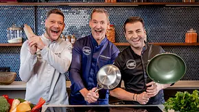 Robin Pietsch, Christian Henze und Ali Güngörmüs lachen in Kochjacken und halten einen Holzlöffel, einen Topf und eine Pfanne. - Foto: Joyn/Nadine Rupp Robin Pietsch, Christian Henze und Ali Güngörmüs lachen in Kochjacken und halten einen Holzlöffel, einen Topf und eine Pfanne. - Foto: Joyn/Nadine Rupp