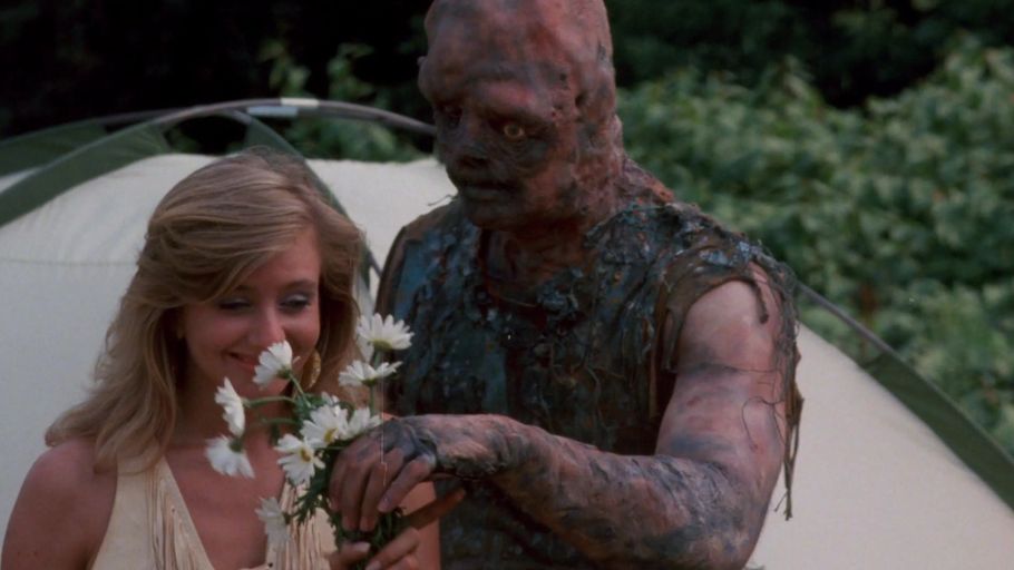 Toxie überreicht seiner Herzensdame einen Blumenstrauß.