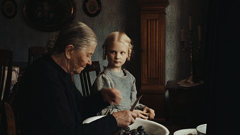 In die Sonne schauen: Frieda, gespielt von Liane Düsterhöft, und Alma, gespielt von Hanna Heckt, sitzen im Wohnzimmer und pulen Pflaumen. - Foto: ZDF/Fabian Gamper/Studio Zentral