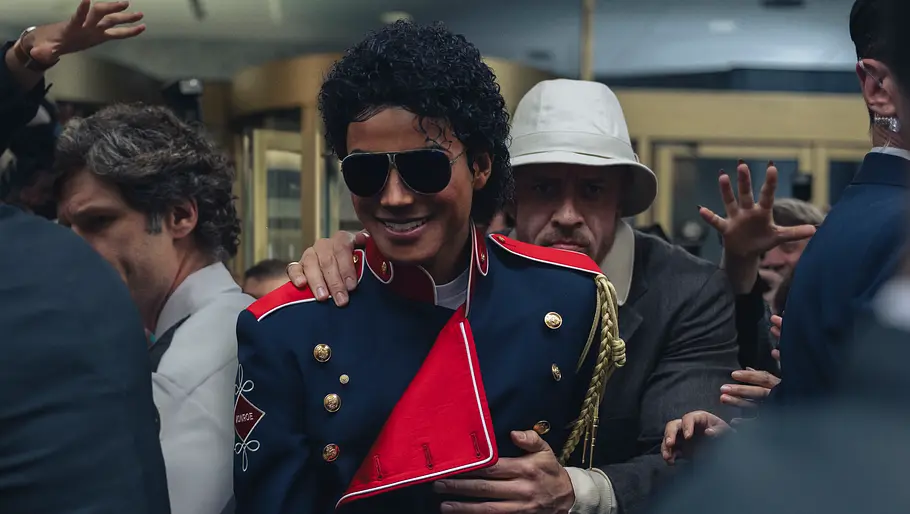 In „Michael“ übernimmt Bill Bray eine wichtige Rolle. Bill Bray führt Michael Jackson durch eine Menschenmenge.
