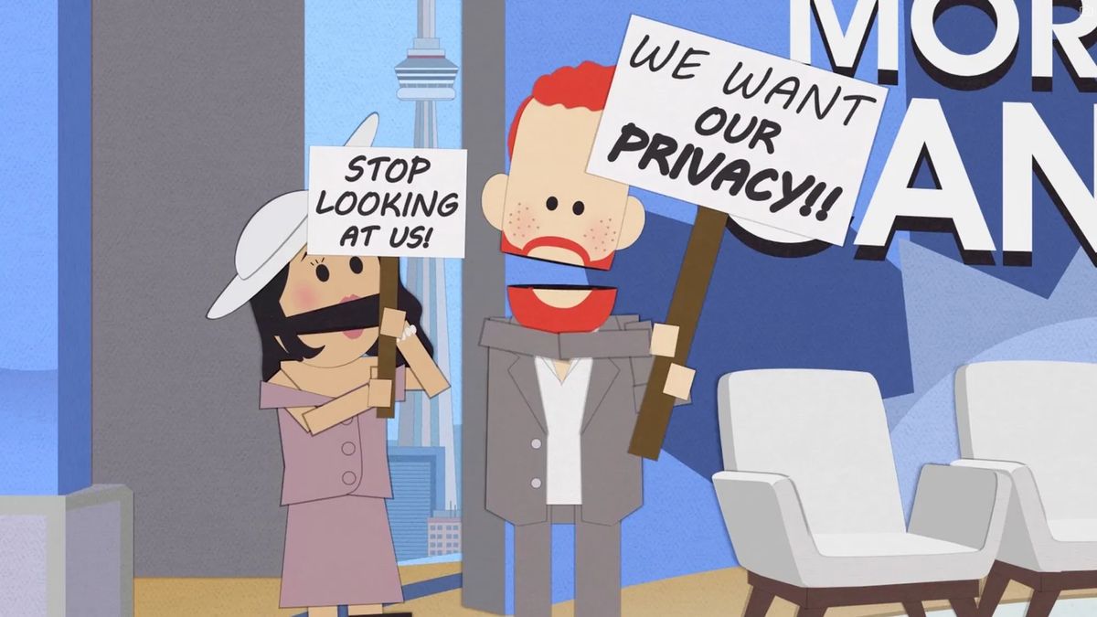 In Staffel 26 amüsierte sich „South Park“ über Prinz Harry und Herzogin Meghan, die sich angeblich mehr Privatsphäre wünschten und dennoch ständig bei öffentlichen Veranstaltungen zugegen waren. Herzogin Meghan und Prinz Harry in animierter Form mit Protestschildern.