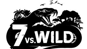 Das Logo von „7 vs. Wild“ Staffel 5. Der Schriftzug, darum eine schwarze Schlange, Bäume und Vögel. - Foto: Prime Video