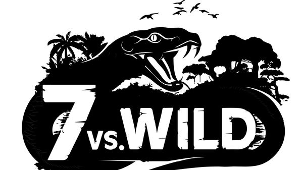 Das Logo von „7 vs. Wild“ Staffel 5. Der Schriftzug, darum eine schwarze Schlange, Bäume und Vögel. - Foto: Prime Video