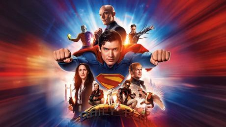Ein Werbemotiv zu „Superman“. Superman selbst fliegt in der Mitte, Lex Luthor, Metamorpho, The Engineer, Lois Lane, Guy Garnder, Mr. Terrific, Hawkgirl, Krypto und Jimmy Olsen sind um ihn herum platziert. - Foto: Warner Bros.