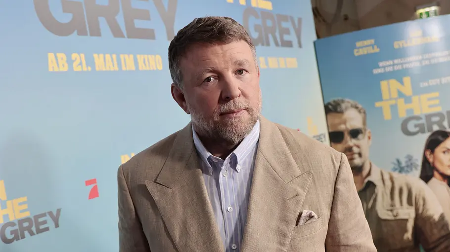 Guy Ritchie Guy Ritchie steht für die Premiere von „In the Grey“ vor einer Fotowand.