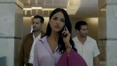 Henry Cavill und Jake Gyllenhaal stehen hinter Eiza González, die telefoniert. - Foto: LEONINE