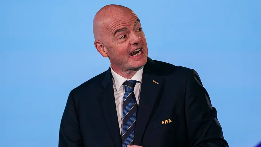 Infantino hält vorerst an seinen Plänen fest. Infantino schaut verärgert zur Seite.